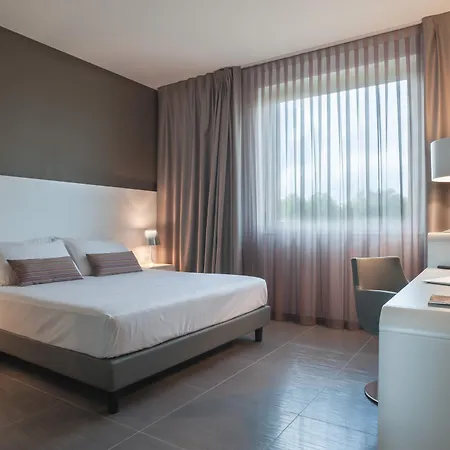 8piuhotel Отель Лечче