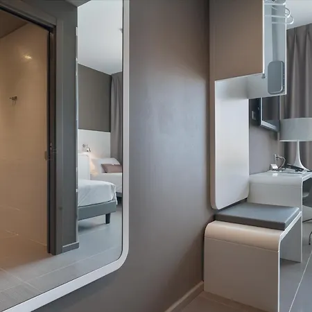 8piuhotel Отель Лечче